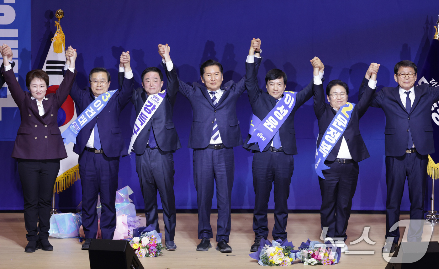 (서울=뉴스1) 신웅수 기자 = 정청래 더불어민주당 대표가 11일 서울 여의도 국회 의원회관에서 열린 최고위원 보궐선거 후보자 합동연설회에서 강득구, 이성윤, 문정복 신임 최고위원 …