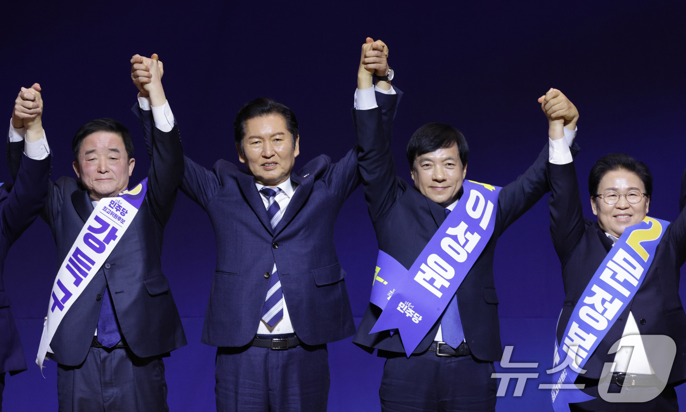 (서울=뉴스1) 신웅수 기자 = 정청래 더불어민주당 대표가 11일 서울 여의도 국회 의원회관에서 열린 최고위원 보궐선거 후보자 합동연설회에서 강득구, 이성윤, 문정복 신임 최고위원 …