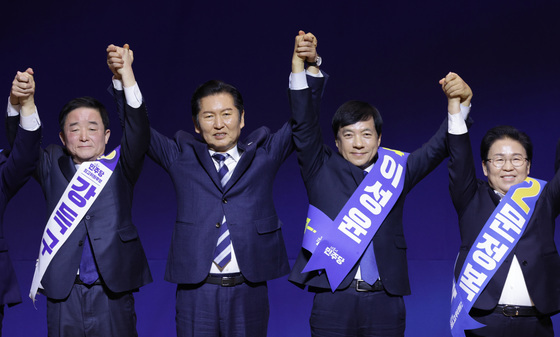 신임 최고위원 손 잡은 정청래 대표