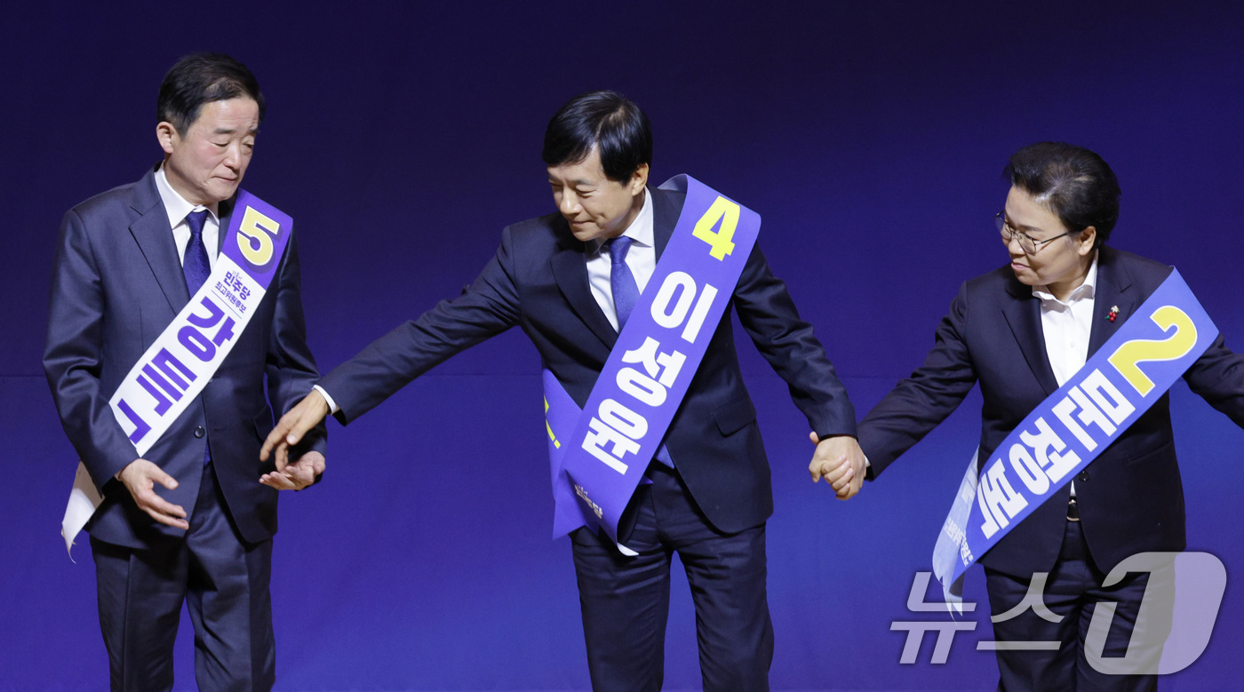 (서울=뉴스1) 신웅수 기자 = 강득구(왼쪽부터), 이성윤, 문정복 더불어민주당 신임 최고위원이 11일 서울 여의도 국회 의원회관에서 열린 최고위원 보궐선거 후보자 합동연설회에서 …