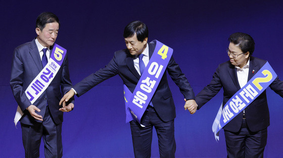 손 잡는 신임 민주당 최고위원회