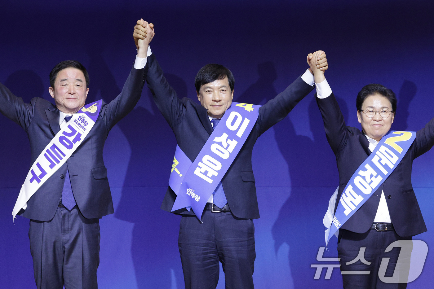 (서울=뉴스1) 신웅수 기자 = 강득구(왼쪽부터), 이성윤, 문정복 더불어민주당 신임 최고위원이 11일 서울 여의도 국회 의원회관에서 열린 최고위원 보궐선거 후보자 합동연설회에서 …