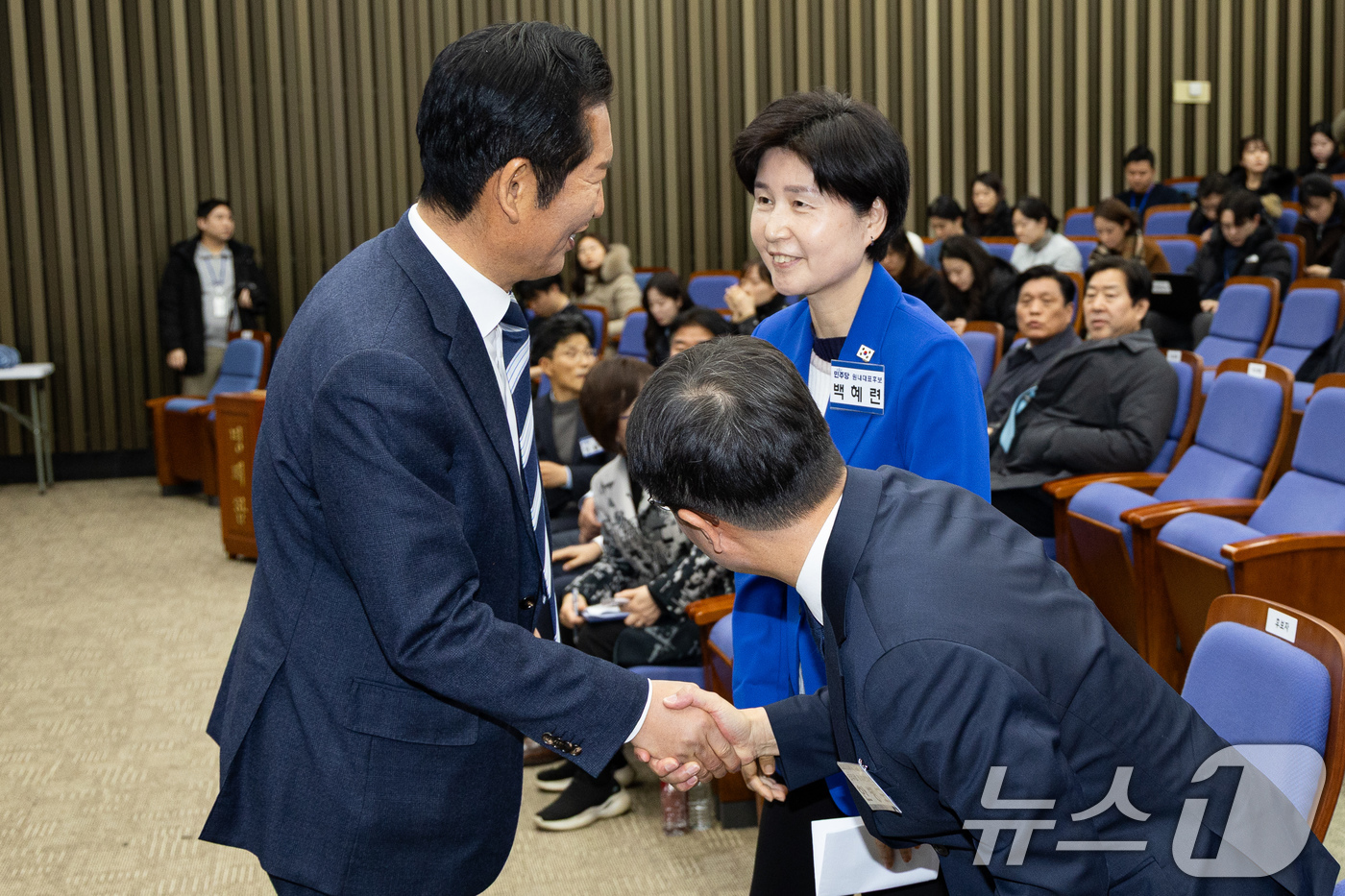 (서울=뉴스1) 유승관 기자 = 정청래 더불어민주당 대표와 원내대표 보궐선거 결선에 진출한 백혜련, 한병도 후보가 11일 서울 여의도 국회에서 열린 제22대 국회 더불어민주당 원내 …