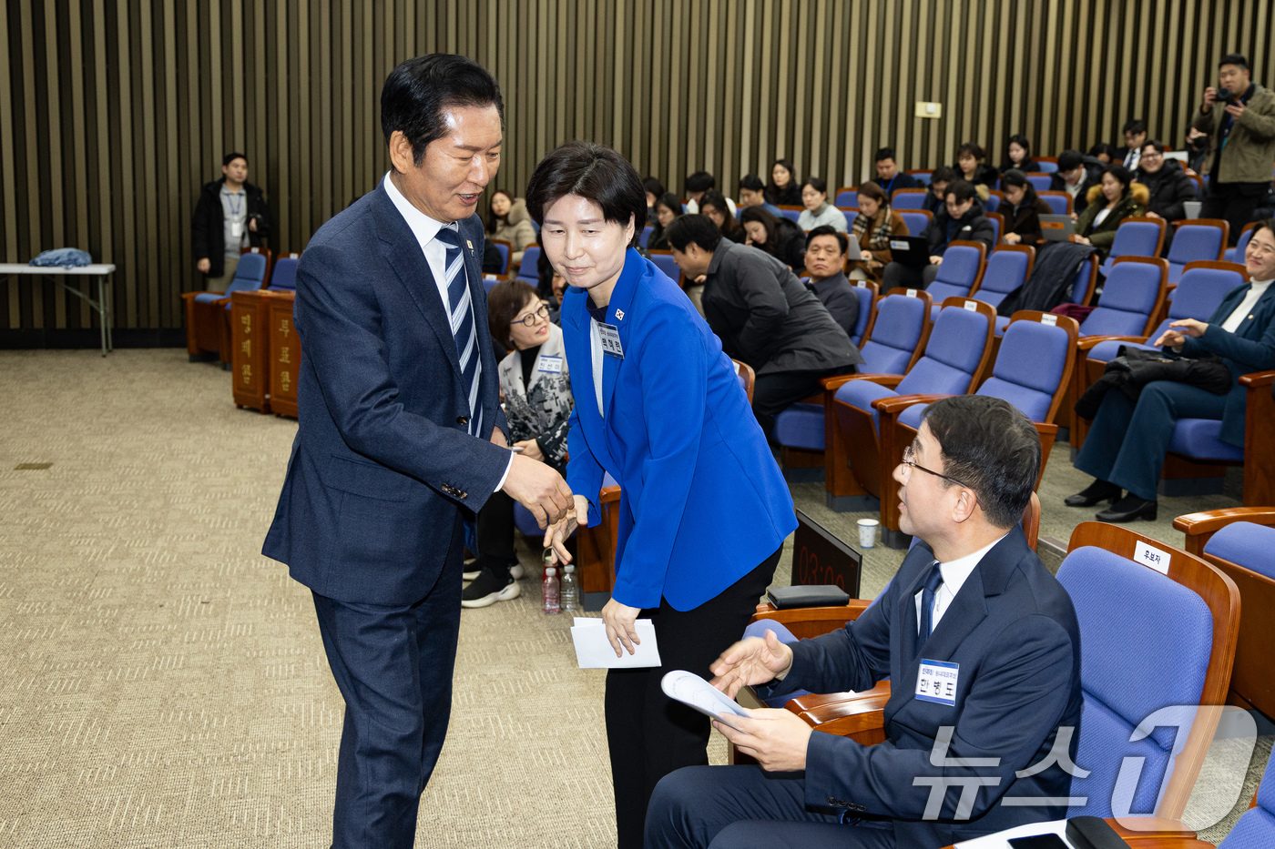 (서울=뉴스1) 유승관 기자 = 정청래 더불어민주당 대표와 원내대표 보궐선거 결선에 진출한 백혜련, 한병도 후보가 11일 서울 여의도 국회에서 열린 제22대 국회 더불어민주당 원내 …