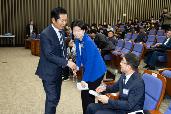 결선 진출한 백혜련·한병도 원내대표 후보와 인사 나누는 정청래 민주당 대표