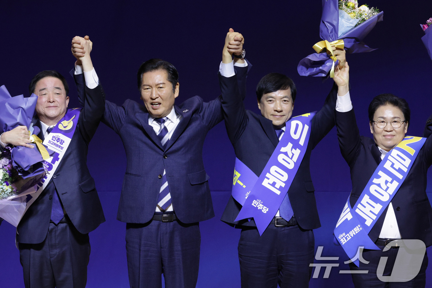 (서울=뉴스1) 신웅수 기자 = 정청래 더불어민주당 대표가 11일 서울 여의도 국회 의원회관에서 열린 최고위원 보궐선거 후보자 합동연설회에서 강득구, 이성윤, 문정복 신임 최고위원 …