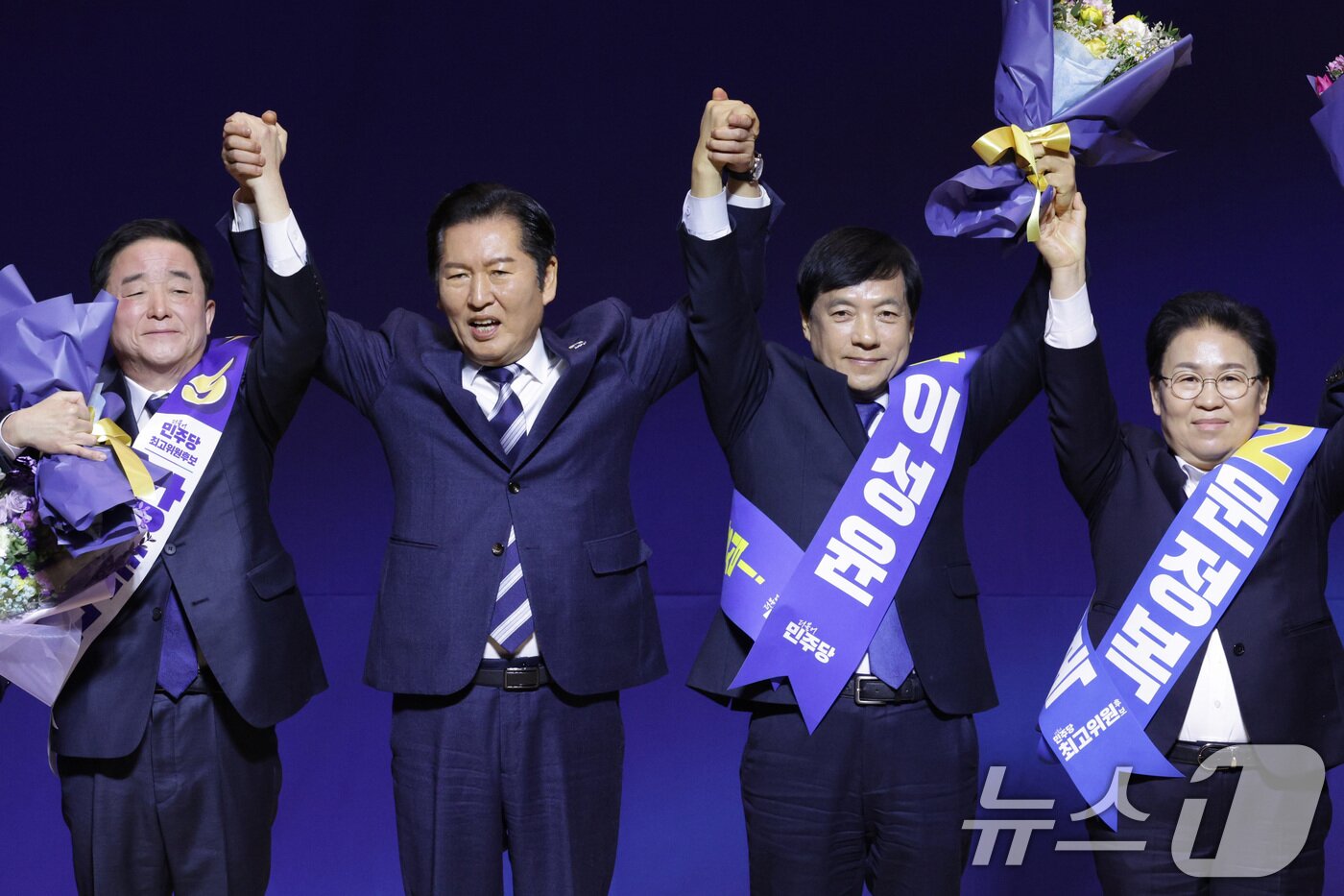 본문 이미지 - 정청래 더불어민주당 대표가 11일 서울 여의도 국회 의원회관에서 열린 최고위원 보궐선거 후보자 합동연설회에서 강득구, 이성윤, 문정복 신임 최고위원과 기념 촬영을 하고 있다. 2026.1.11/뉴스1 ⓒ News1 신웅수 기자