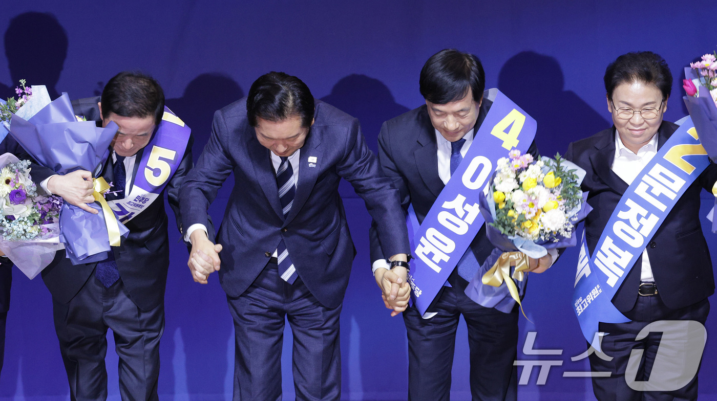 (서울=뉴스1) 신웅수 기자 = 정청래 더불어민주당 대표가 11일 서울 여의도 국회 의원회관에서 열린 최고위원 보궐선거 후보자 합동연설회에서 강득구, 이성윤, 문정복 신임 최고위원 …