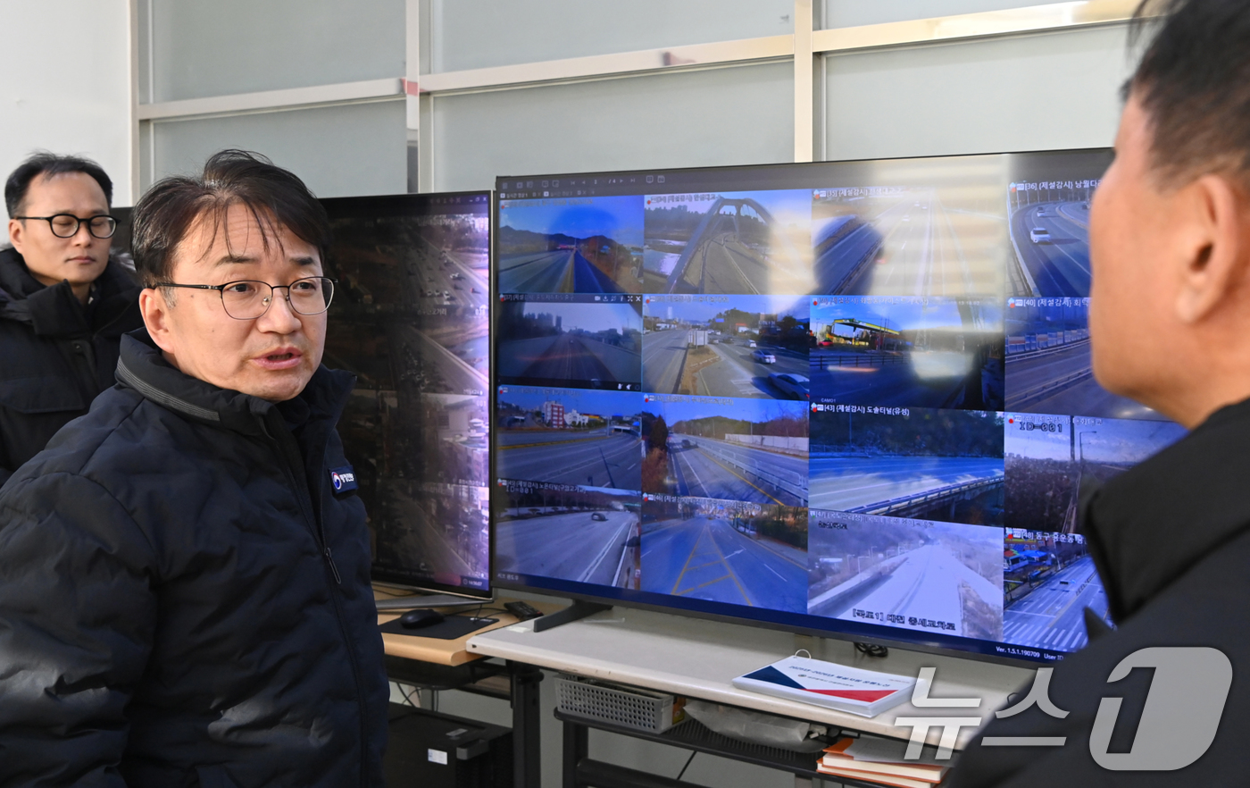 (서울=뉴스1) = 김광용 행정안전부 재난안전관리본부장이 11일 대전광역시 제설 전진기지를 방문해 제설 장비 가동 상태, 제설제 비축 현황, 비상근무 체계 등을 점검하고 있다. ( …