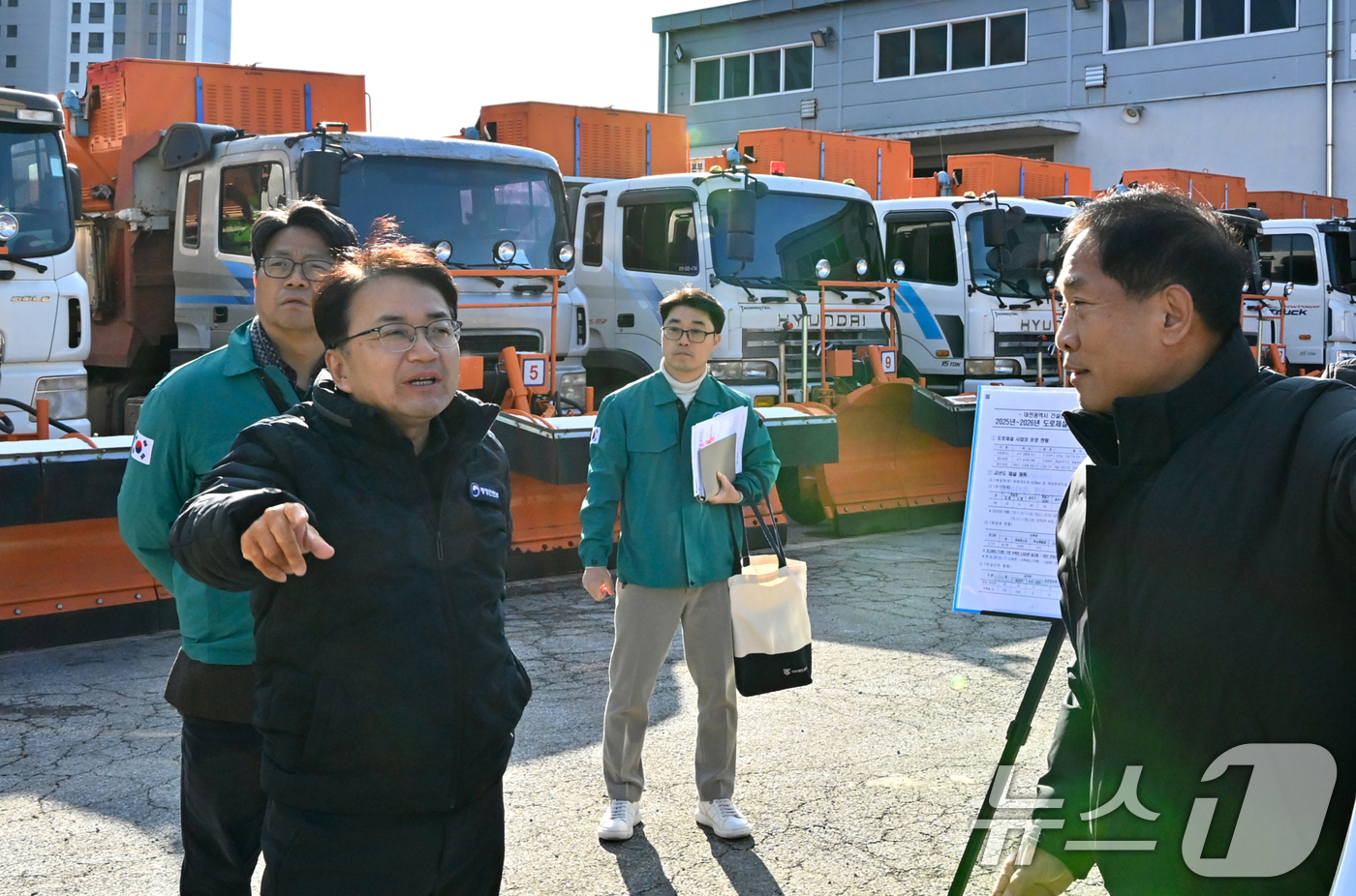 (서울=뉴스1) = 김광용 행정안전부 재난안전관리본부장이 11일 대전광역시 제설 전진기지를 방문해 제설 장비 가동 상태, 제설제 비축 현황, 비상근무 체계 등을 점검하고 있다. ( …