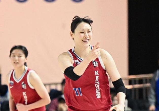 '강이슬 트리플더블' KB, 삼성생명 89-73 완파…공동 2위 도약