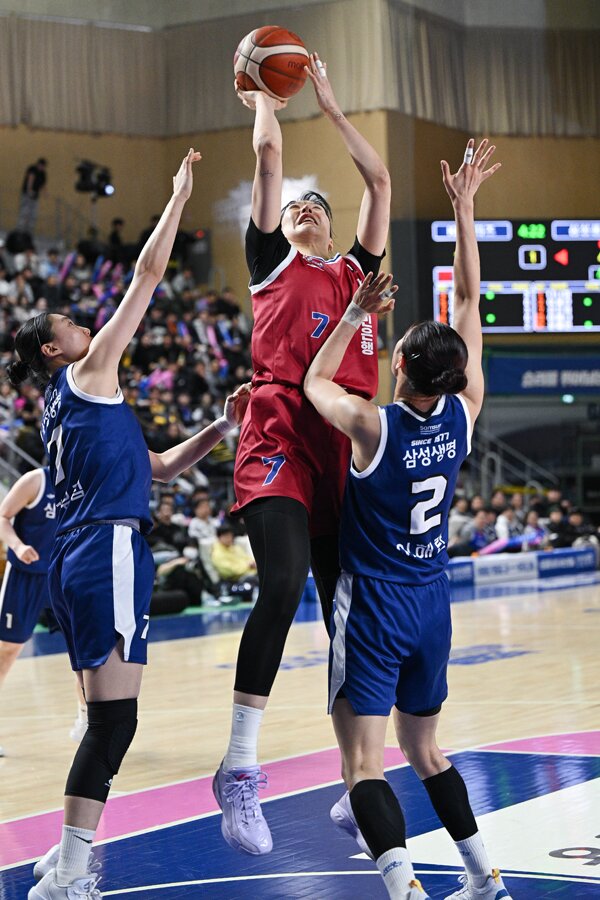 본문 이미지 - 청주 KB 박지수(가운데). (WKBL 제공)