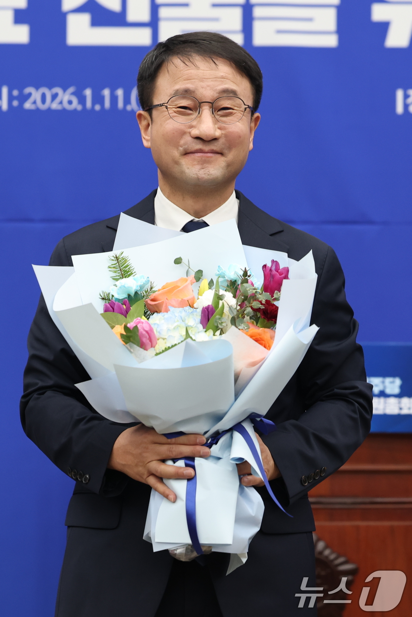 (서울=뉴스1) 유승관 기자 = 더불어민주당 신임 원내대표로 선출된 한병도 의원이 11일 서울 여의도 국회에서 열린 제22대 국회 더불어민주당 원내대표 선출을 위한 의원총회에서 꽃 …