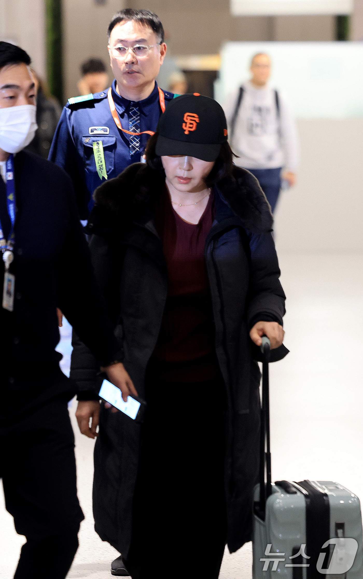 (인천공항=뉴스1) 이호윤 기자 = 김경 서울시의원이 11일 인천국제공항 제1여객터미널을 통해 귀국하고 있다. 김 의원은 과거 2022년 지방선거 당시 더불어민주당 소속이던 강선우 …