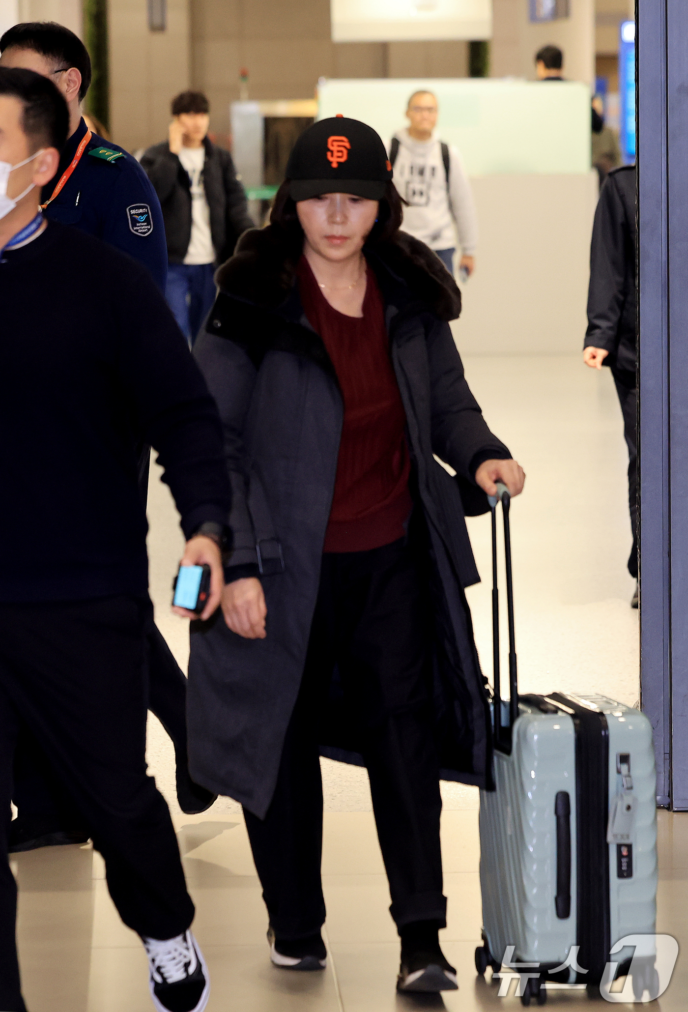 (인천공항=뉴스1) 이호윤 기자 = 김경 서울시의원이 11일 인천국제공항 제1여객터미널을 통해 귀국하고 있다. 김 의원은 과거 2022년 지방선거 당시 더불어민주당 소속이던 강선우 …