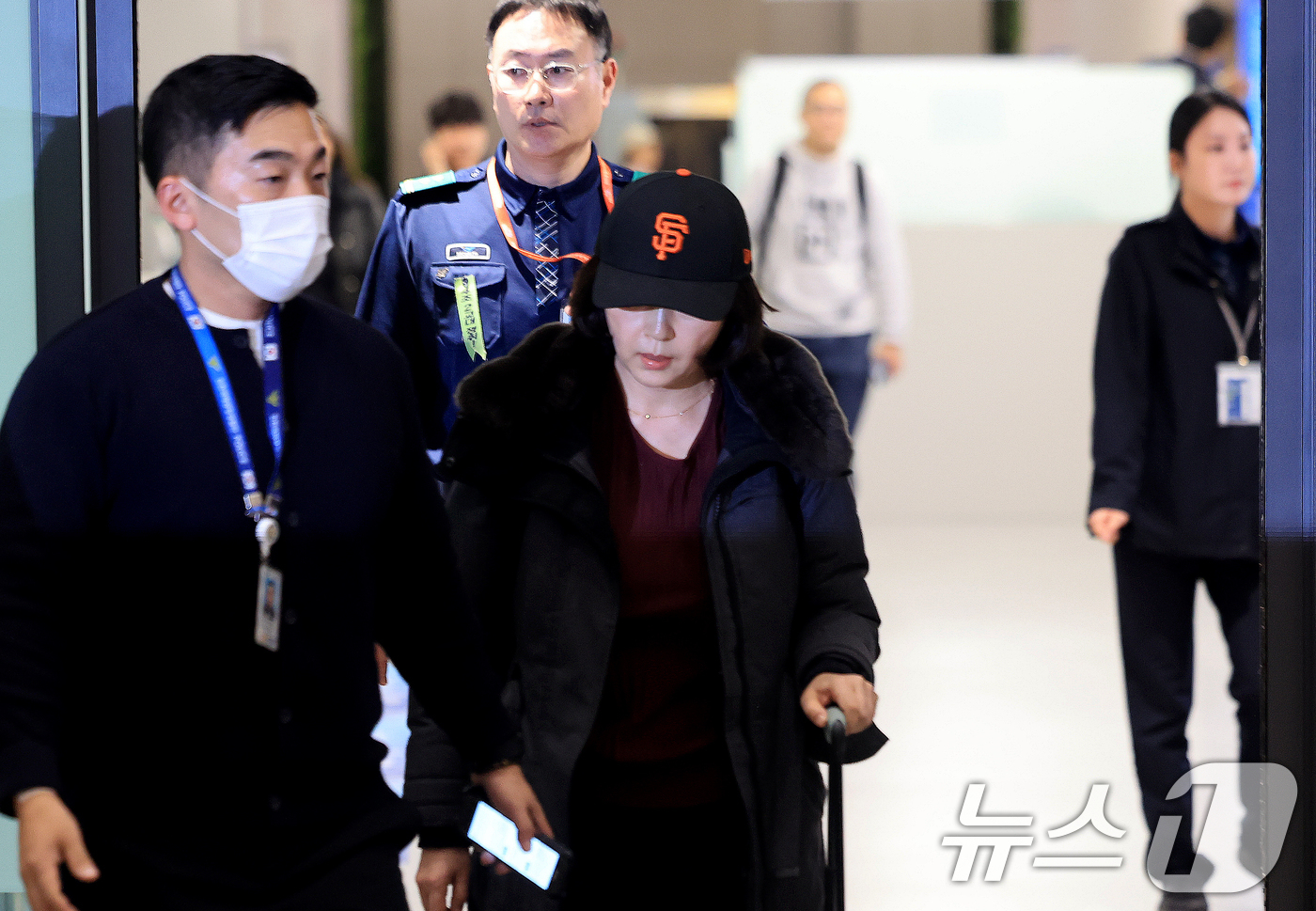 (인천공항=뉴스1) 이호윤 기자 = 김경 서울시의원이 11일 인천국제공항 제1여객터미널을 통해 귀국하고 있다. 김 의원은 과거 2022년 지방선거 당시 더불어민주당 소속이던 강선우 …