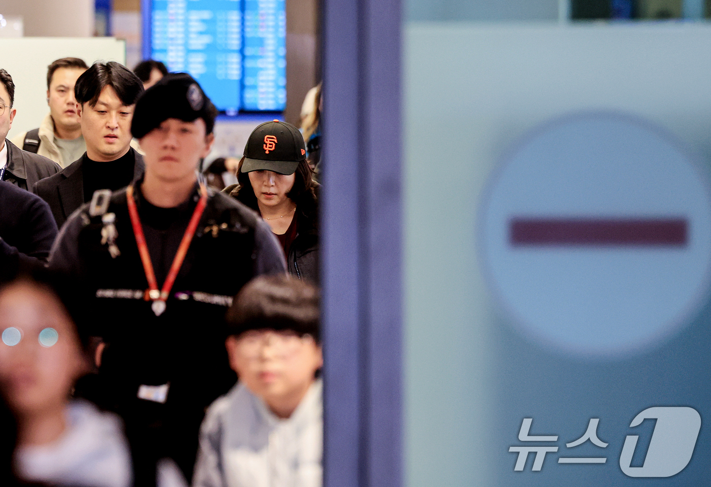 (인천공항=뉴스1) 이호윤 기자 = 김경 서울시의원이 11일 인천국제공항 제1여객터미널을 통해 귀국하고 있다. 김 의원은 과거 2022년 지방선거 당시 더불어민주당 소속이던 강선우 …