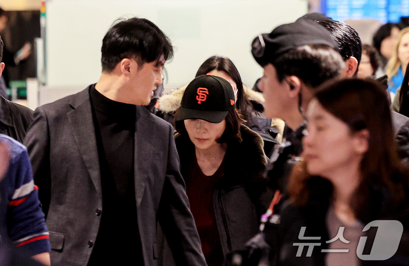 (인천공항=뉴스1) 이호윤 기자 = 김경 서울시의원이 11일 인천국제공항 제1여객터미널을 통해 귀국하고 있다. 김 의원은 과거 2022년 지방선거 당시 더불어민주당 소속이던 강선우 …