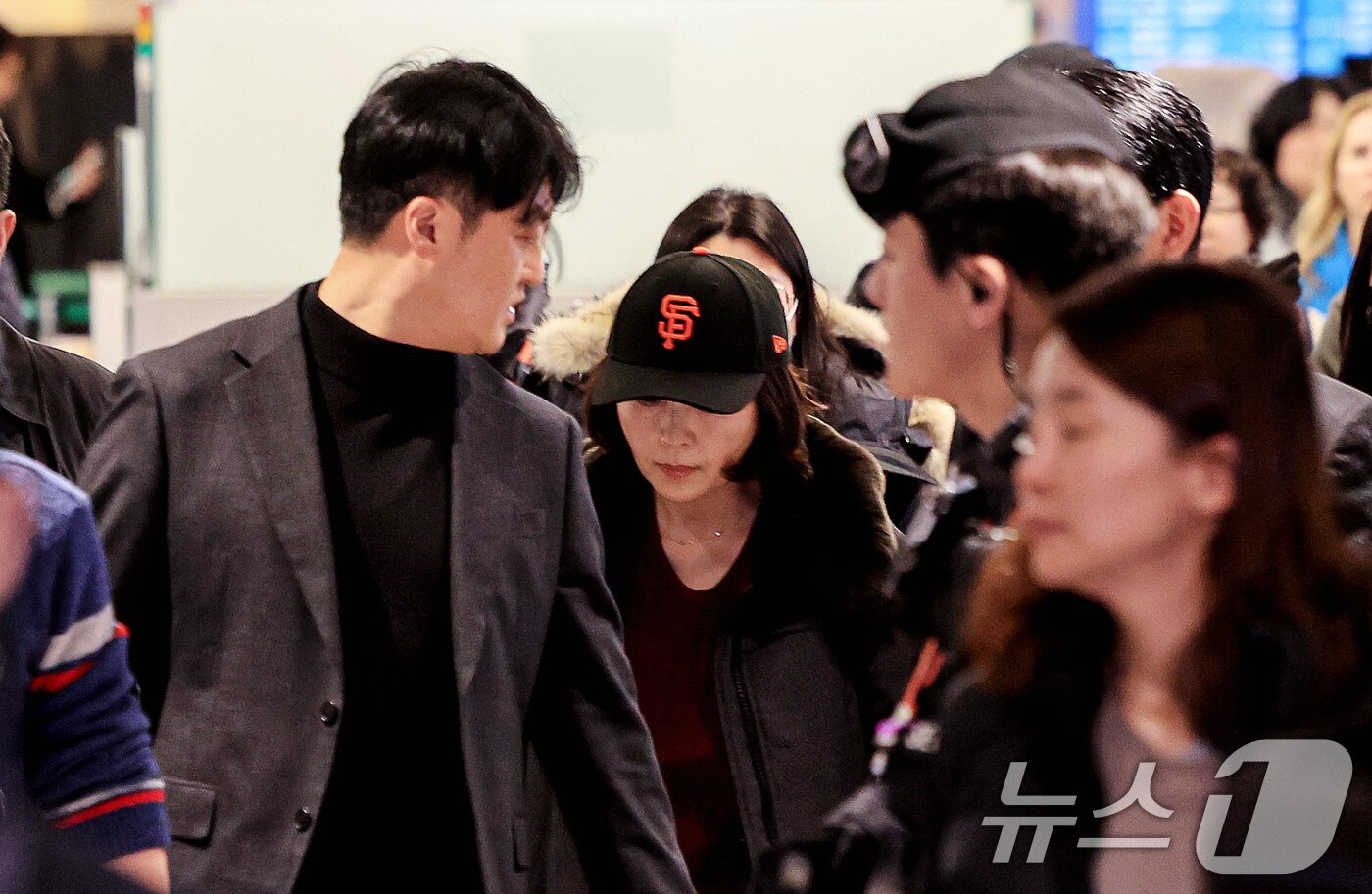 본문 이미지 - 김경 서울시의원이 11일 인천국제공항 제1여객터미널을 통해 귀국하고 있다. 2026.1.11/뉴스1 ⓒ News1 이호윤 기자