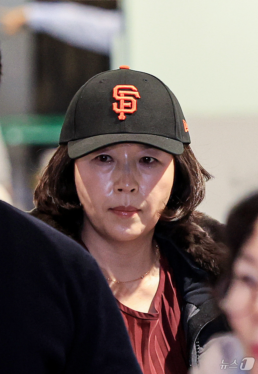 (인천공항=뉴스1) 이호윤 기자 = 김경 서울시의원이 11일 인천국제공항 제1여객터미널을 통해 귀국하고 있다. 김 의원은 과거 2022년 지방선거 당시 더불어민주당 소속이던 강선우 …