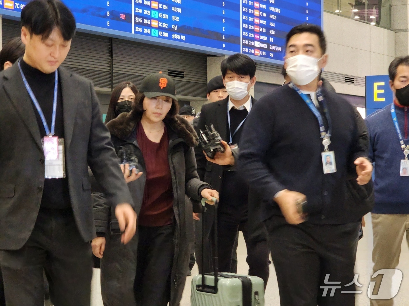 (인천공항=뉴스1) 권진영 기자 = 김경 서울시의원이 11일 인천국제공항 제1여객터미널을 통해 귀국하고 있다. 김 의원은 과거 2022년 지방선거 당시 더불어민주당 소속이던 강선우 …