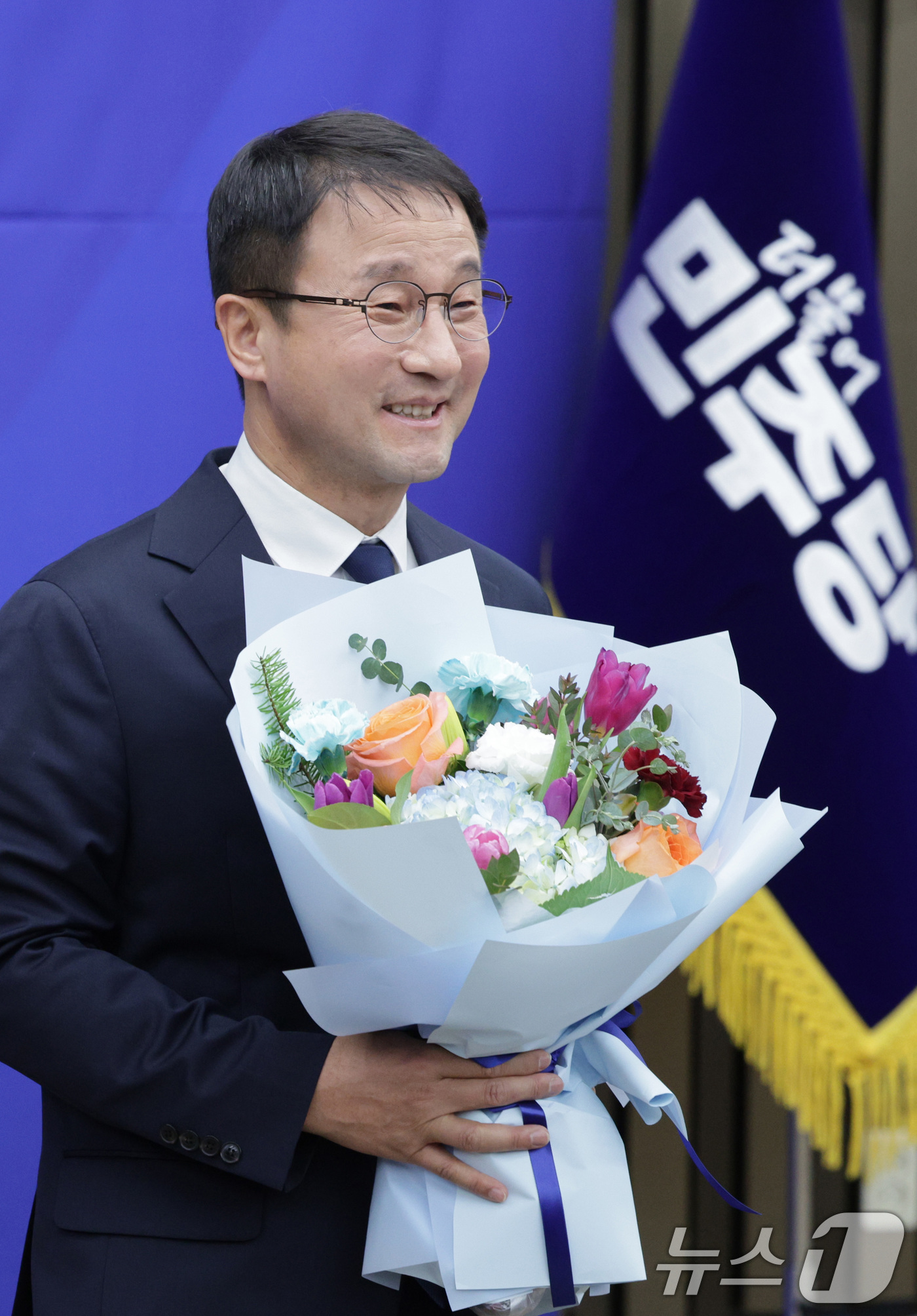 (서울=뉴스1) 신웅수 기자 = 한병도 더불어민주당 신임 원내대표가 11일 서울 여의도 국회에서 열린 제22대 국회 더불어민주당 원내대표 선출을 위한 의원총회에서 인사를 하고 있다 …