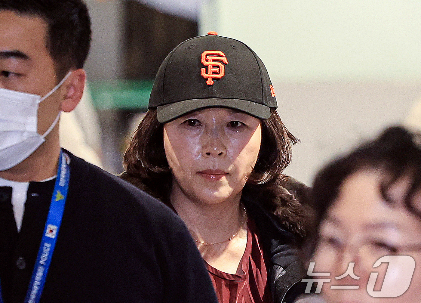 (인천공항=뉴스1) 이호윤 기자 = 김경 서울시의원이 11일 인천국제공항 제1여객터미널을 통해 귀국하고 있다. 김 의원은 과거 2022년 지방선거 당시 더불어민주당 소속이던 강선우 …