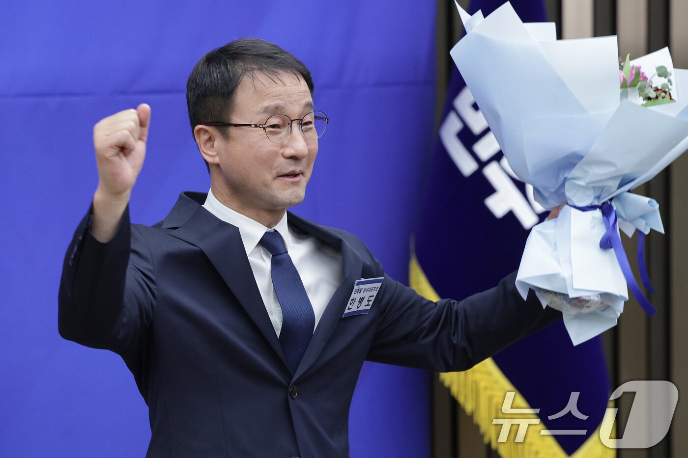 본문 이미지 - 한병도 더불어민주당 신임 원내대표가 11일 서울 여의도 국회에서 열린 제22대 국회 더불어민주당 원내대표 선출을 위한 의원총회에서 인사를 하고 있다. 2026.1.11/뉴스1 ⓒ News1 신웅수 기자