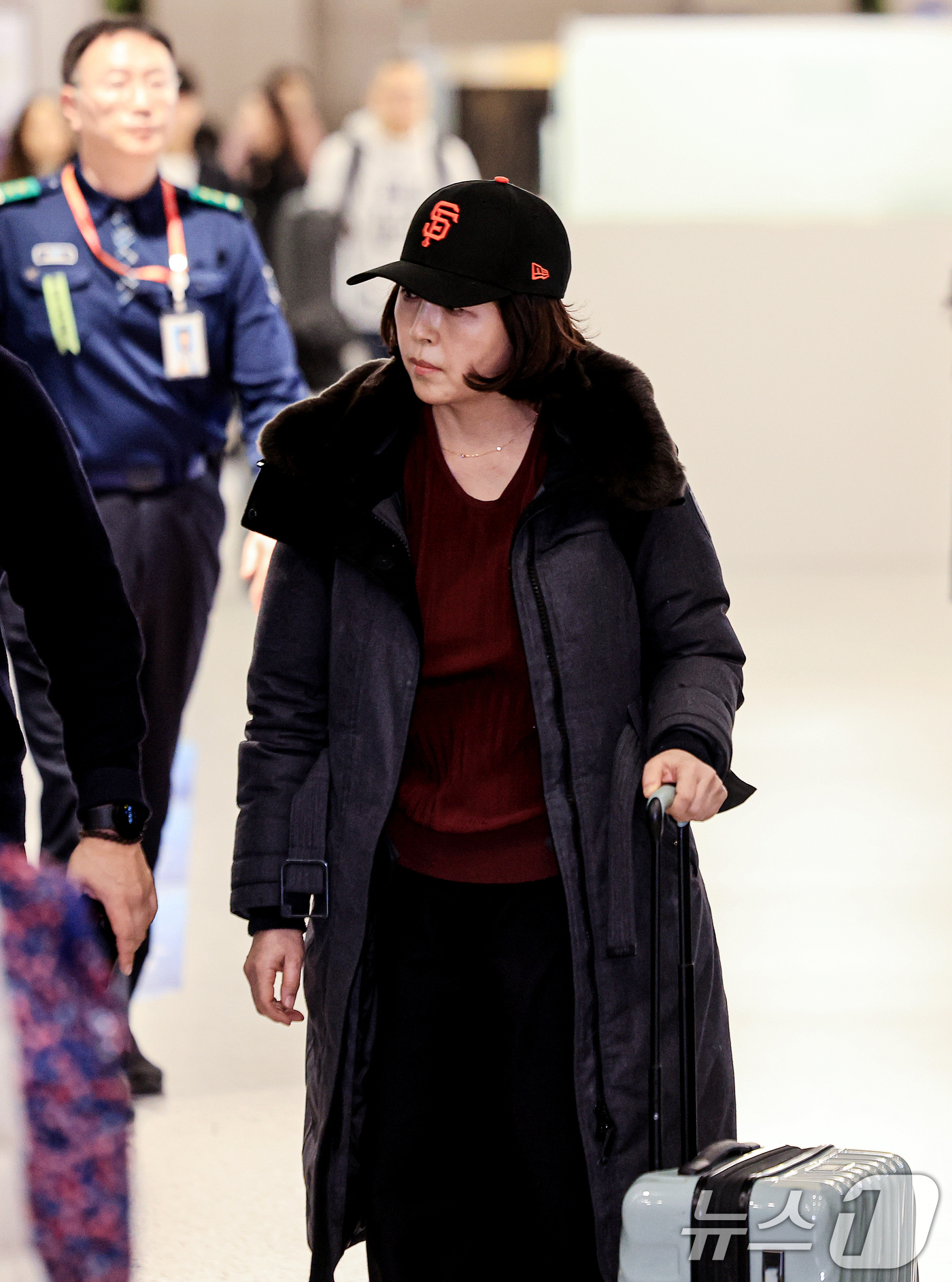 (인천공항=뉴스1) 이호윤 기자 = 김경 서울시의원이 11일 인천국제공항 제1여객터미널을 통해 귀국하고 있다. 김 의원은 과거 2022년 지방선거 당시 더불어민주당 소속이던 강선우 …