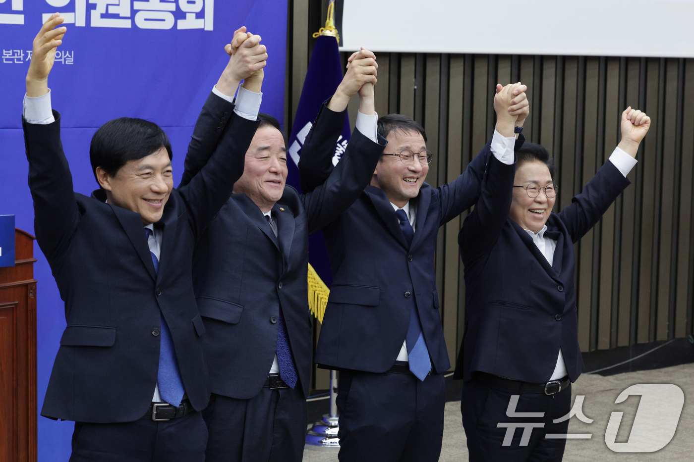 (서울=뉴스1) 신웅수 기자 = 한병도 더불어민주당 신임 원내대표가 11일 서울 여의도 국회에서 열린 제22대 국회 더불어민주당 원내대표 선출을 위한 의원총회에서 신임 최고위원들과 …