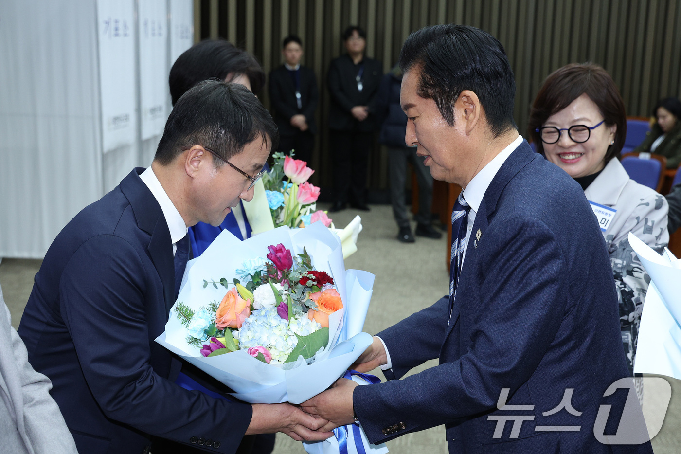 (서울=뉴스1) 신웅수 기자 = 한병도 더불어민주당 신임 원내대표가 11일 서울 여의도 국회에서 열린 제22대 국회 더불어민주당 원내대표 선출을 위한 의원총회에서 정청래 대표로부터 …