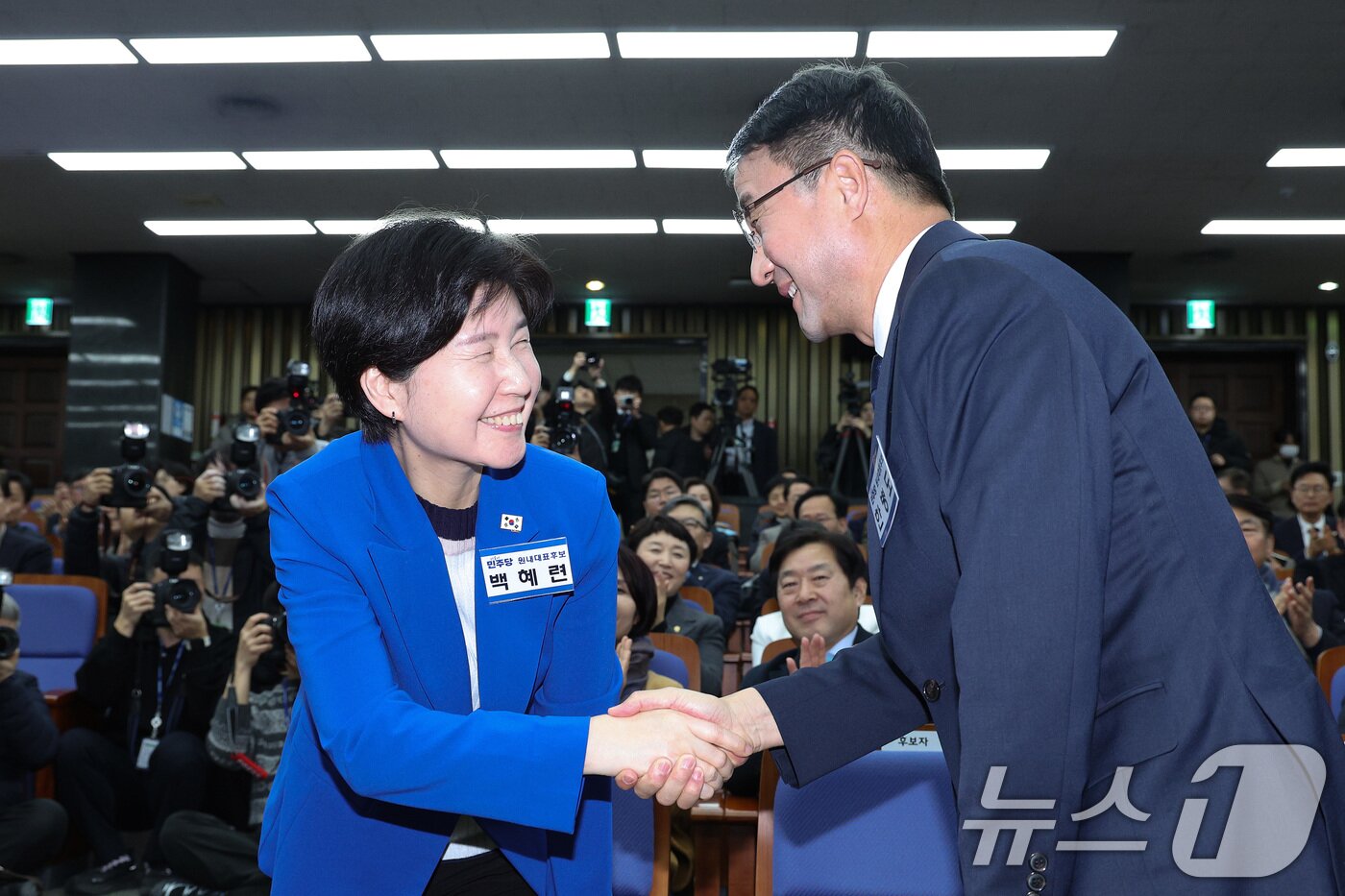본문 이미지 - 한병도 더불어민주당 신임 원내대표가 11일 서울 여의도 국회에서 열린 제22대 국회 더불어민주당 원내대표 선출을 위한 의원총회에서 백혜련 후보와 악수하고 있다. 2026.1.11/뉴스1 ⓒ News1 신웅수 기자