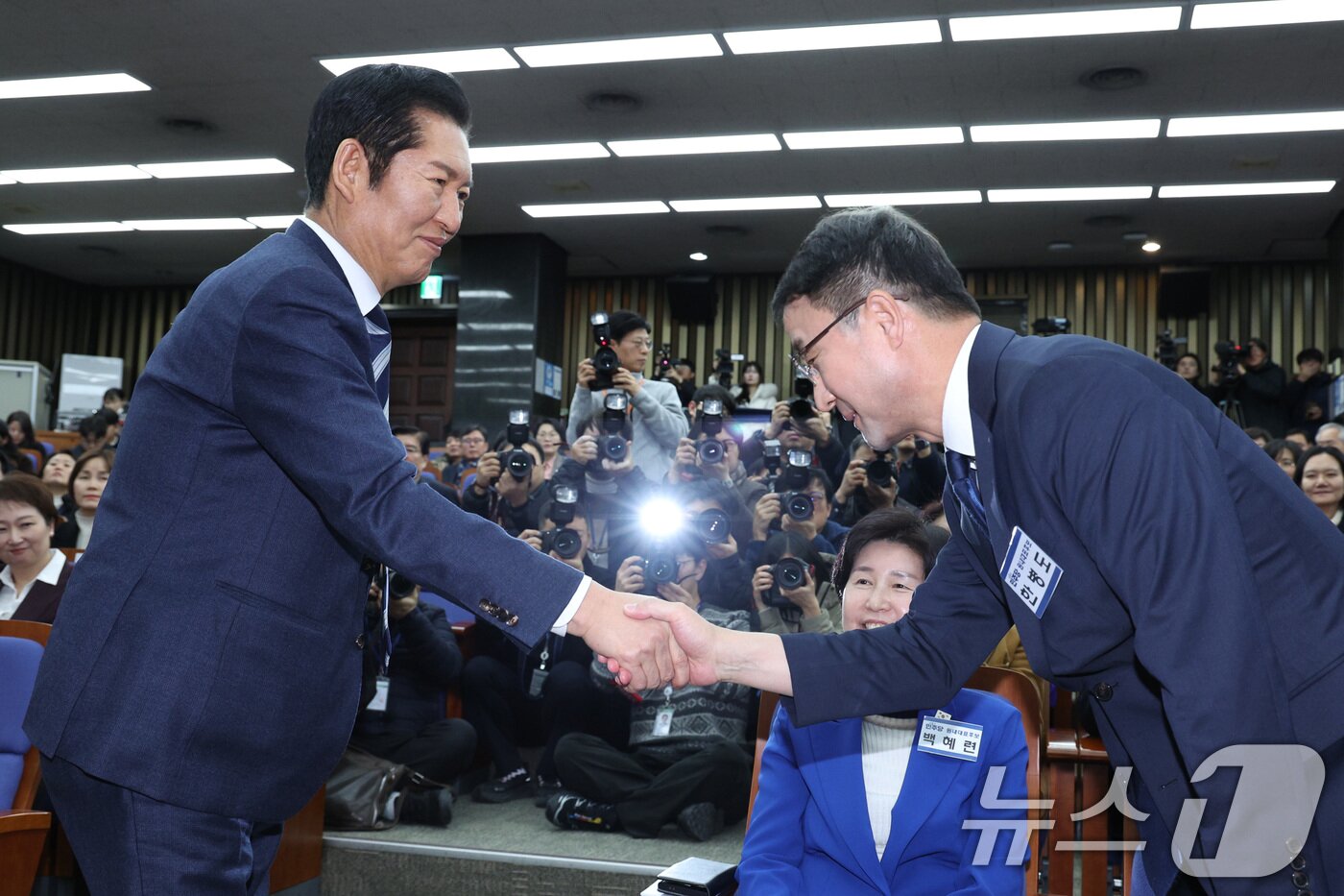 본문 이미지 - 한병도 더불어민주당 신임 원내대표가 11일 서울 여의도 국회에서 열린 제22대 국회 더불어민주당 원내대표 선출을 위한 의원총회에서 정청래 대표와 악수하고 있다. 2026.1.11/뉴스1 ⓒ News1 신웅수 기자