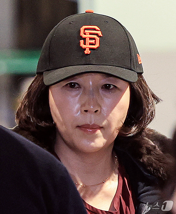 (인천공항=뉴스1) 이호윤 기자 = 김경 서울시의원이 11일 인천국제공항 제1여객터미널을 통해 귀국하고 있다. 김 의원은 과거 2022년 지방선거 당시 더불어민주당 소속이던 강선우 …