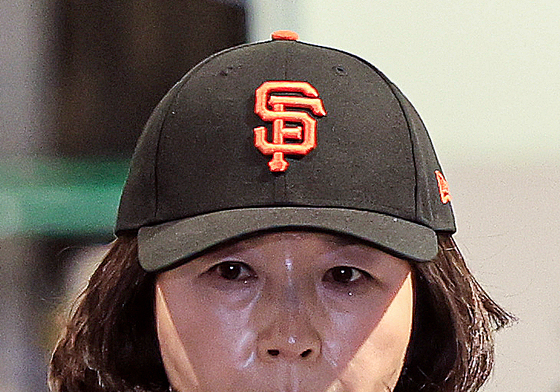 굳은표정으로 귀국하는 김경 서울시의원