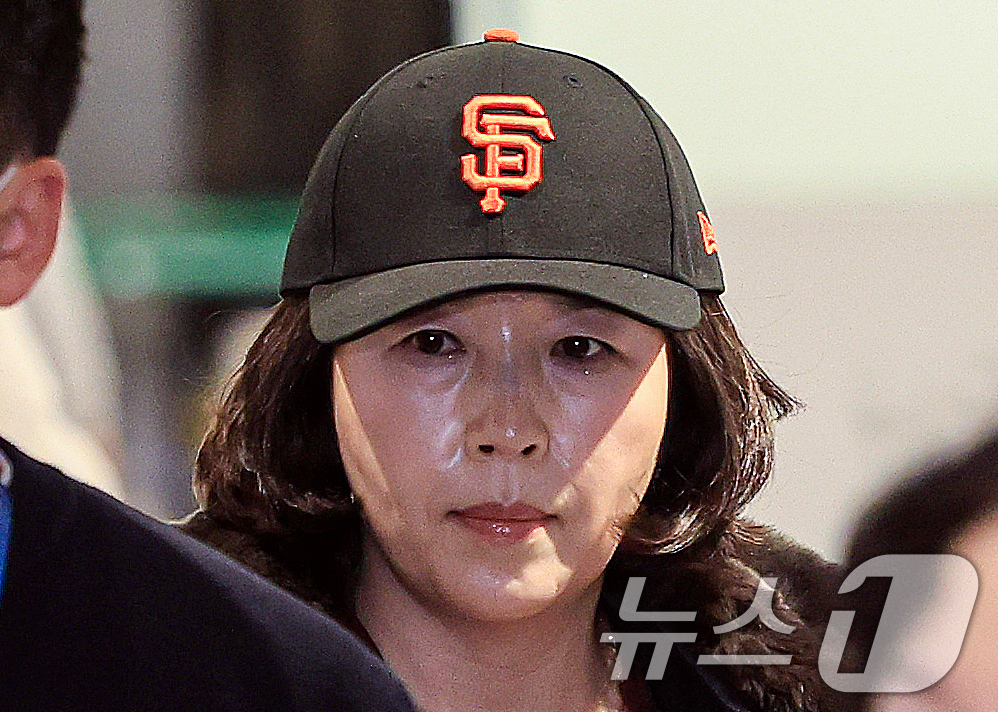 (인천공항=뉴스1) 이호윤 기자 = 김경 서울시의원이 11일 인천국제공항 제1여객터미널을 통해 귀국하고 있다. 김 의원은 과거 2022년 지방선거 당시 더불어민주당 소속이던 강선우 …