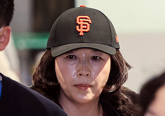 '강선우 1억 공천 헌금' 김경 귀국…압수수색 후 경찰 조사(종합)