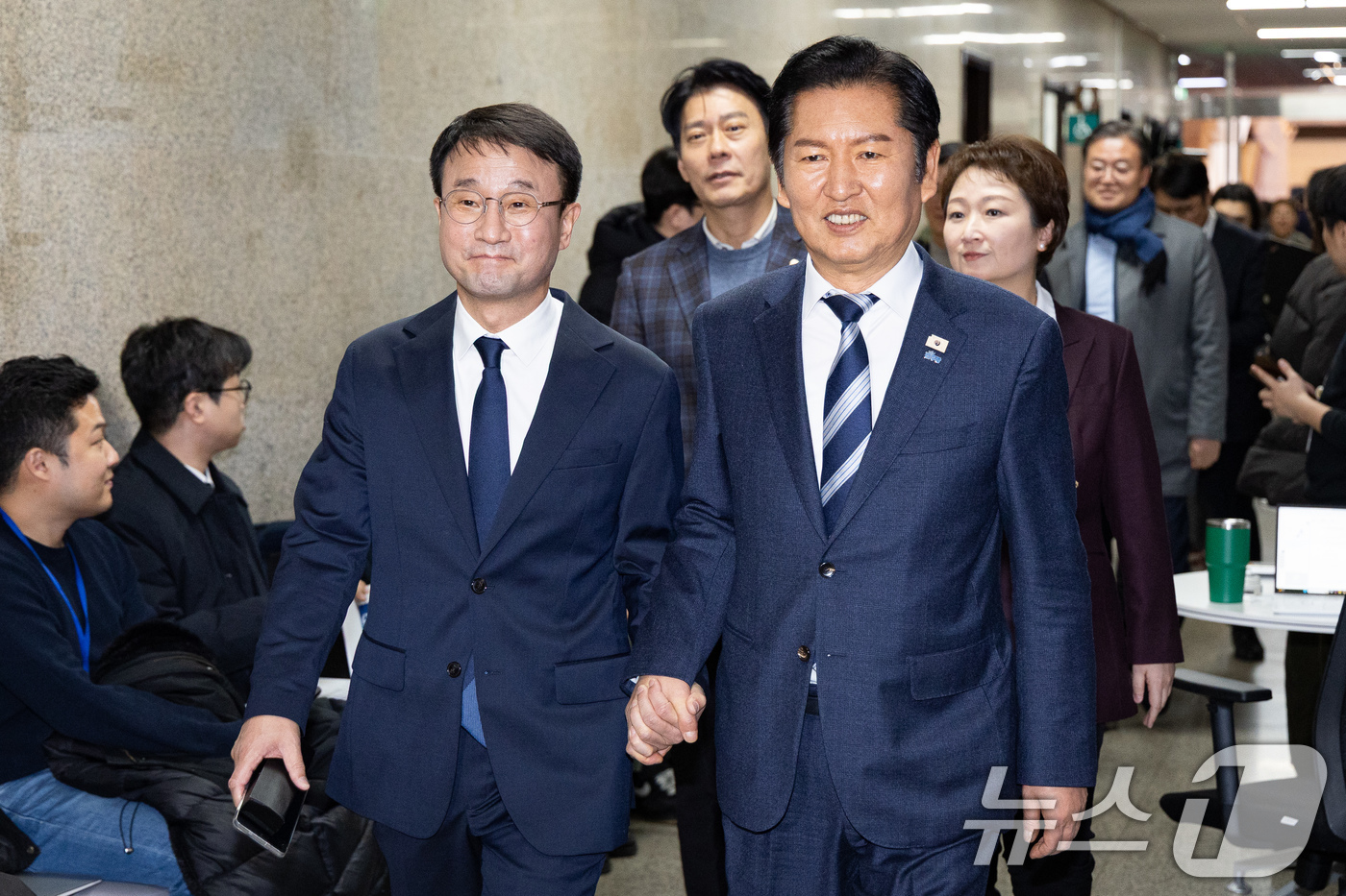 (서울=뉴스1) 유승관 기자 = 정청래 더불어민주당 대표와 한병도 신임 원내대표를 비롯한 지도부가 11일 서울 여의도 국회에서 열린 원내대표 선출을 위한 의원총회를 마친 후 비공개 …