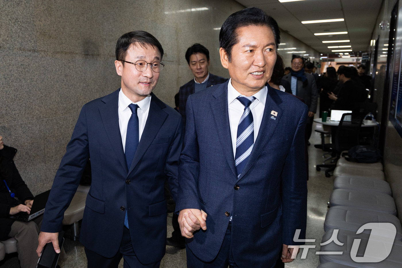 (서울=뉴스1) 유승관 기자 = 정청래 더불어민주당 대표와 한병도 신임 원내대표를 비롯한 지도부가 11일 서울 여의도 국회에서 열린 원내대표 선출을 위한 의원총회를 마친 후 비공개 …