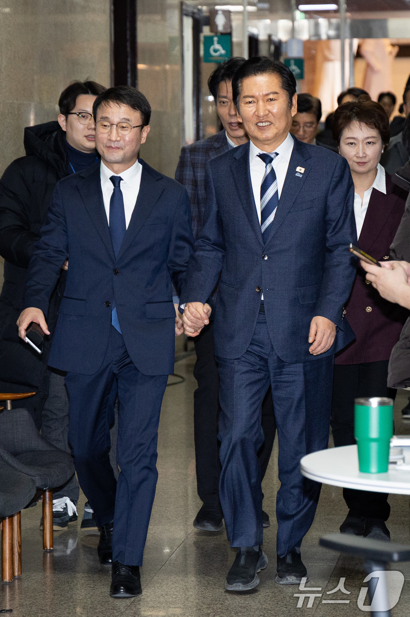 (서울=뉴스1) 유승관 기자 = 정청래 더불어민주당 대표와 한병도 신임 원내대표를 비롯한 지도부가 11일 서울 여의도 국회에서 열린 원내대표 선출을 위한 의원총회를 마친 후 비공개 …