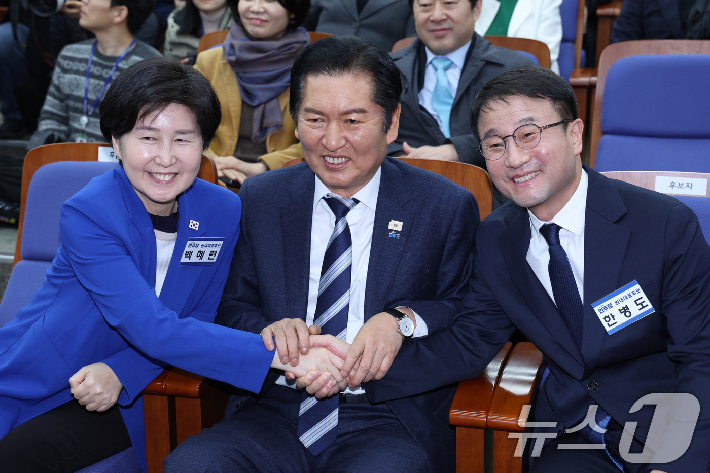 (서울=뉴스1) 신웅수 기자 = 정청래 더불어민주당 대표가 11일 서울 여의도 국회에서 열린 제22대 국회 더불어민주당 원내대표 선출을 위한 의원총회에서 한병도, 백혜련 후보와 기 …