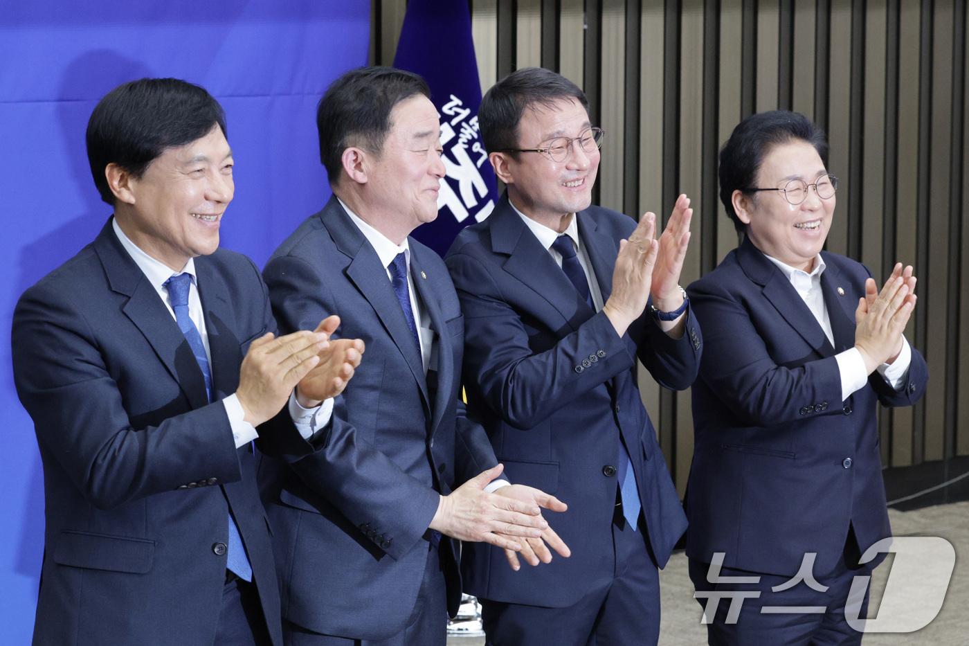 (서울=뉴스1) 신웅수 기자 = 한병도 더불어민주당 신임 원내대표가 11일 서울 여의도 국회에서 열린 제22대 국회 더불어민주당 원내대표 선출을 위한 의원총회에서 신임 최고위원들과 …