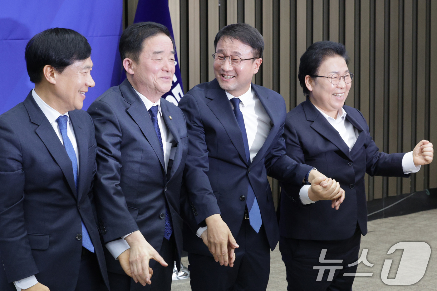 (서울=뉴스1) 신웅수 기자 = 한병도 더불어민주당 신임 원내대표가 11일 서울 여의도 국회에서 열린 제22대 국회 더불어민주당 원내대표 선출을 위한 의원총회에서 신임 최고위원들과 …