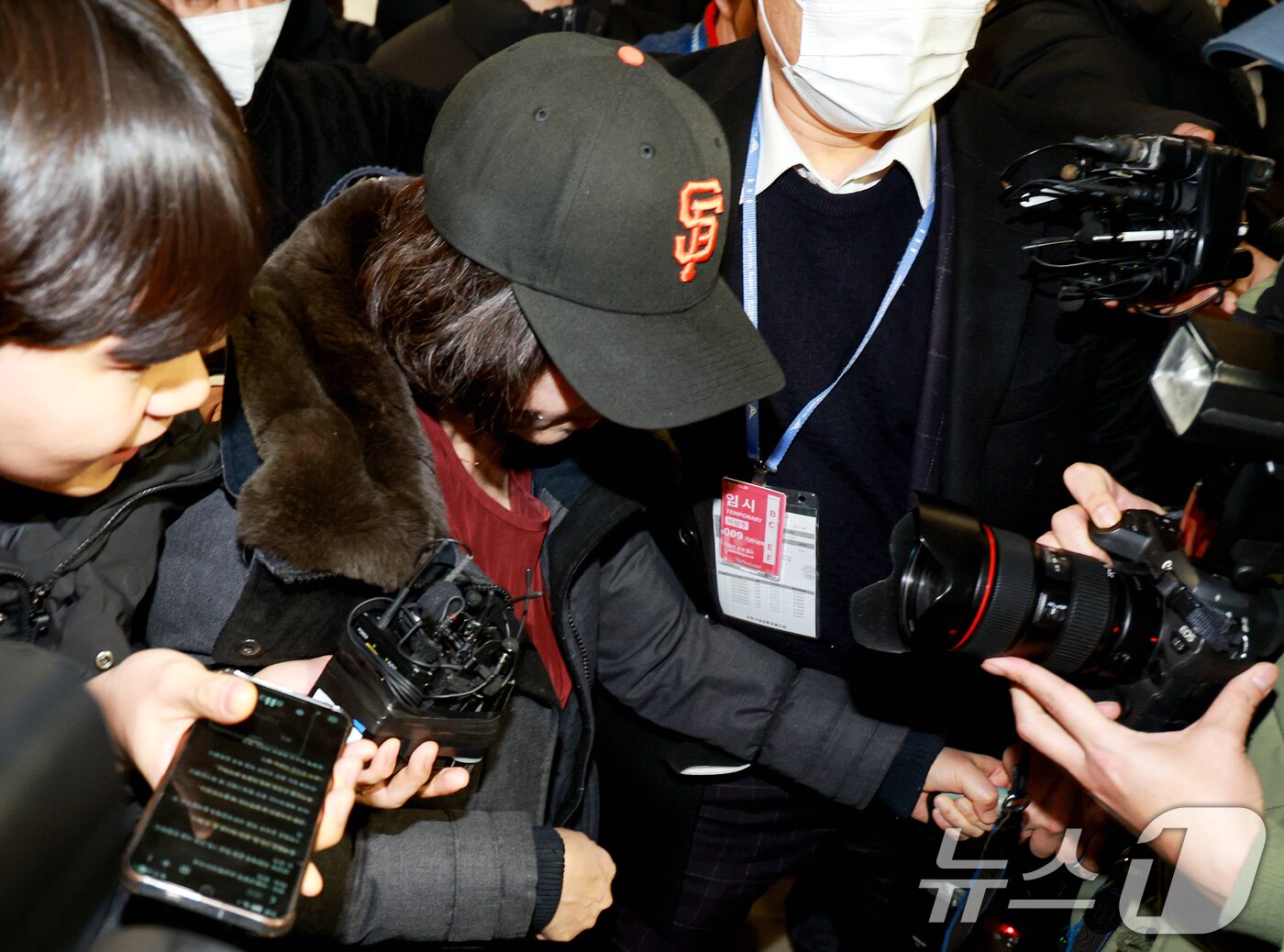 본문 이미지 - 김경 서울시의원이 11일 인천국제공항 제1여객터미널을 통해 귀국하고 있다. 2026.1.11/뉴스1 ⓒ News1 이호윤 기자