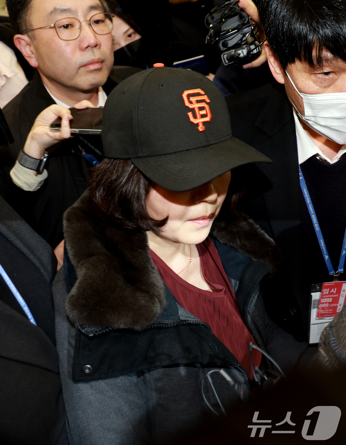 (인천공항=뉴스1) 이호윤 기자 = 김경 서울시의원이 11일 인천국제공항 제1여객터미널을 통해 귀국하고 있다. 김 의원은 과거 2022년 지방선거 당시 더불어민주당 소속이던 강선우 …