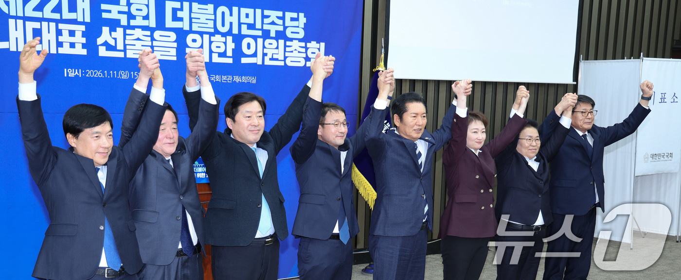 (서울=뉴스1) 신웅수 기자 = 정청래 더불어민주당 대표와 한병도 신임 원내대표, 신임 최고위원들이 11일 서울 여의도 국회에서 열린 제22대 국회 더불어민주당 원내대표 선출을 위 …