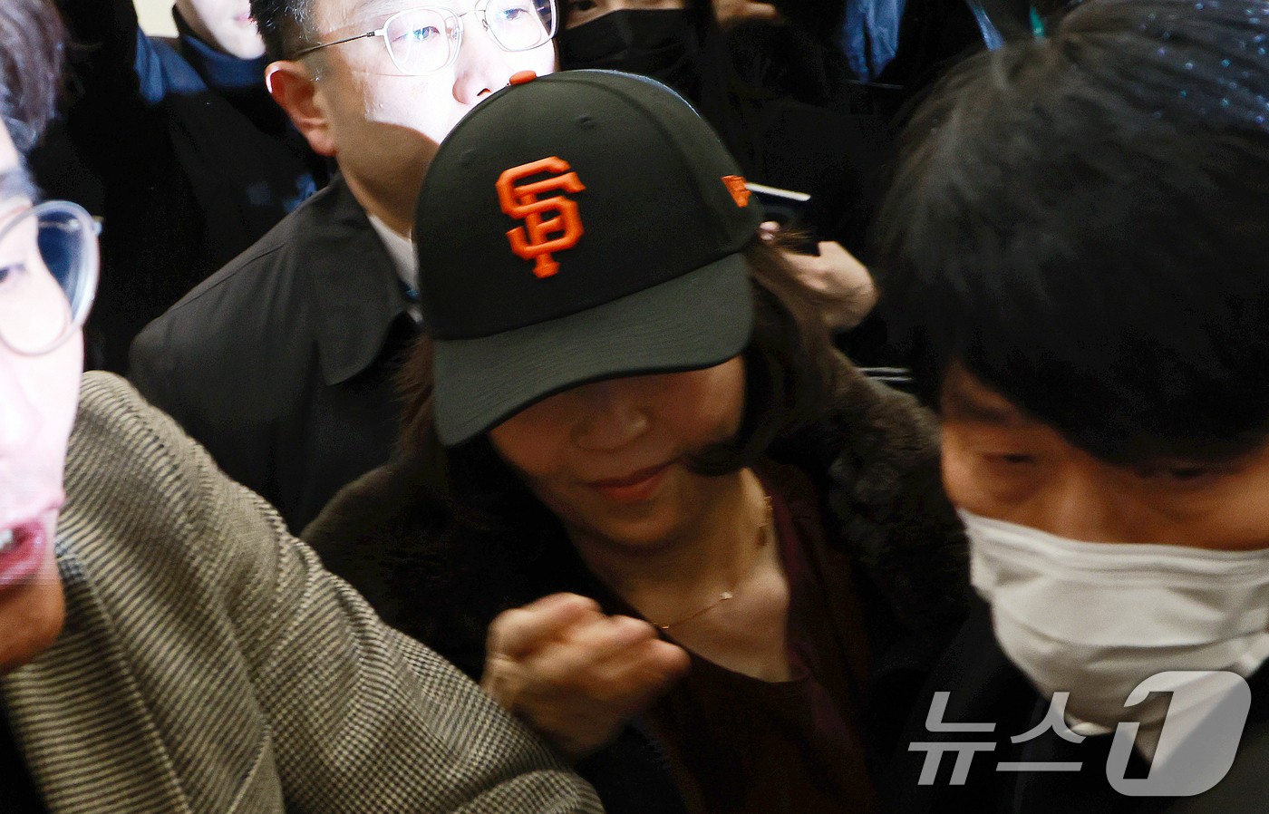 (인천공항=뉴스1) 이호윤 기자 = 김경 서울시의원이 11일 인천국제공항 제1여객터미널을 통해 귀국하고 있다. 김 의원은 과거 2022년 지방선거 당시 더불어민주당 소속이던 강선우 …