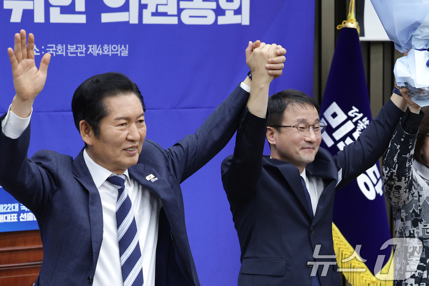 (서울=뉴스1) 신웅수 기자 = 한병도 더불어민주당 신임 원내대표가 11일 서울 여의도 국회에서 열린 제22대 국회 더불어민주당 원내대표 선출을 위한 의원총회에서 정청래 대표와 함 …