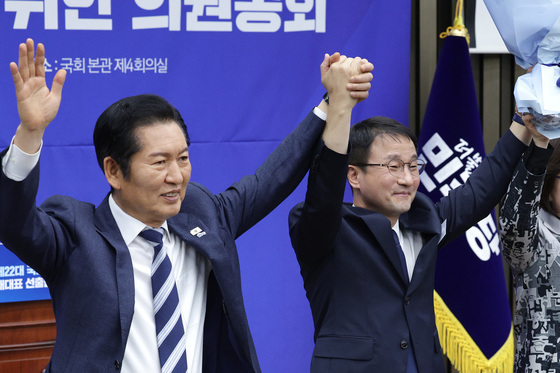 의원들에게 인사하는 정청래·한병도