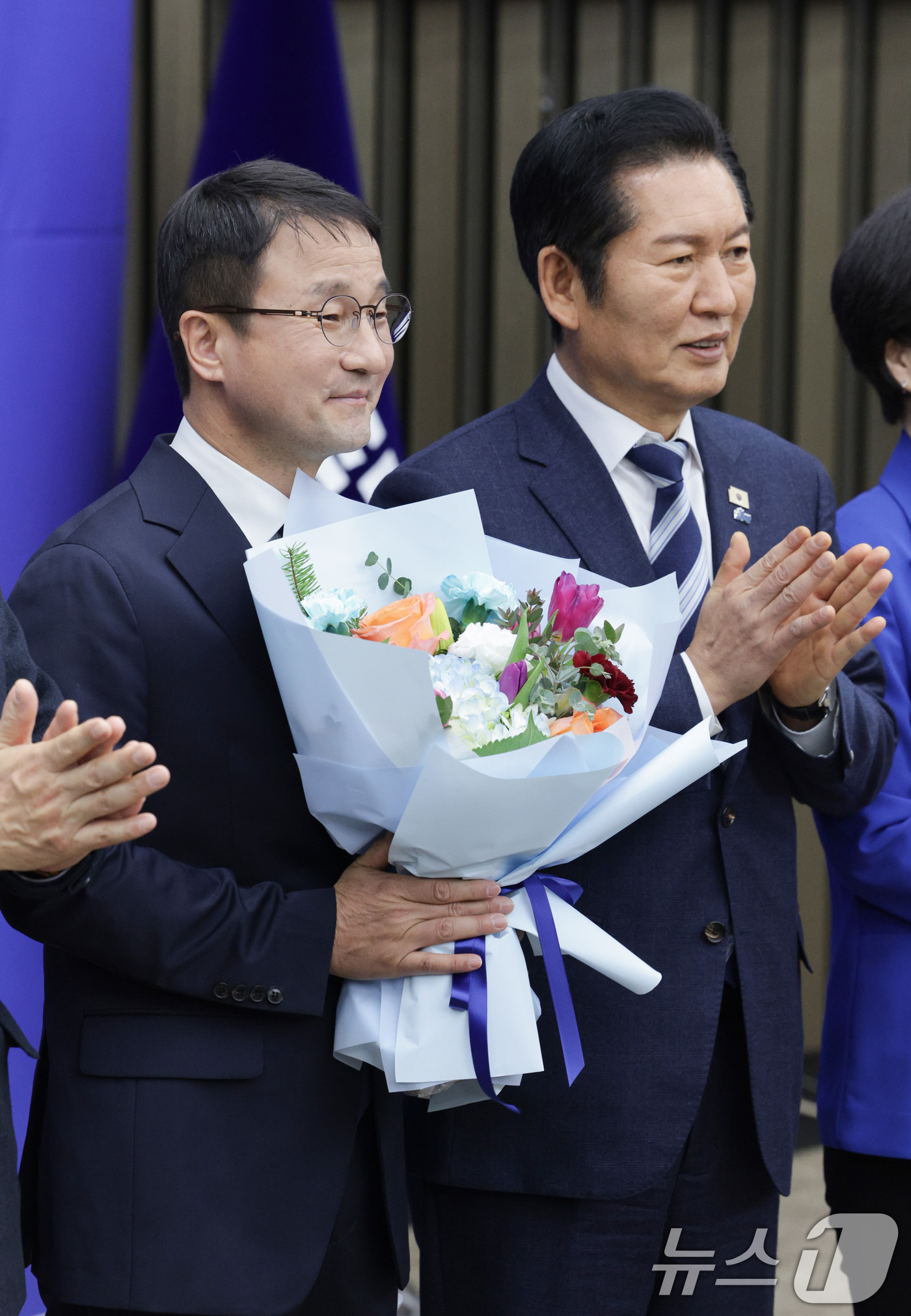 (서울=뉴스1) 신웅수 기자 = 한병도 더불어민주당 신임 원내대표가 11일 서울 여의도 국회에서 열린 제22대 국회 더불어민주당 원내대표 선출을 위한 의원총회에서 정청래 대표 등과 …